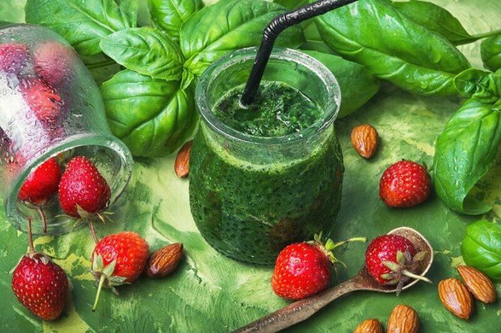 17 Surprising Spinach Nutrition Facts & Health Benefits; Fresh spinach green smoothies