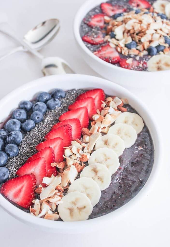 Vegan-Berry-Green-Smoothie-Bowls-with-fruit-and-granola15