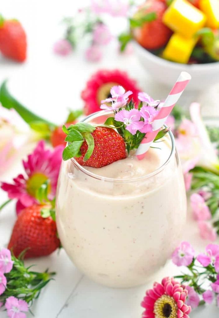 27 HEALTHY Smoothie Recipes: Tasty & Quick HEALTHY STRAWBERRY SMOOTHIE WITH MANGO {HIGH PROTEIN + DAIRY FREE!}