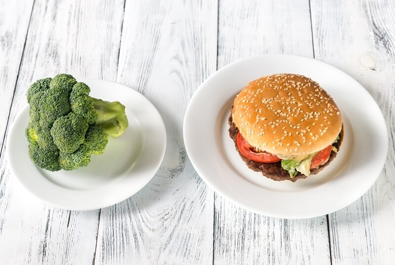 How Many Calories Should I Eat To Lose Weight FAST? Unhealthy vs healthy food broccoli and burger
