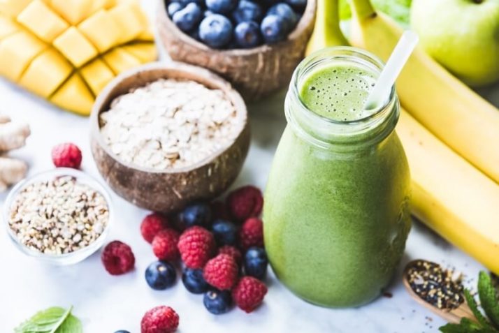 9 Best Green Smoothie Books For Fat Loss & Natural Energy; green smoothie berries fruits