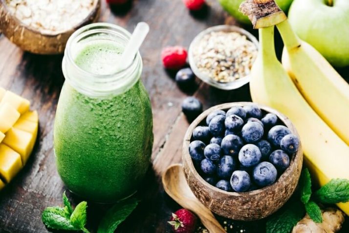 How Much Green Smoothie Should I Drink A Day To Lose Weight?; green smoothie berries fruits seeds