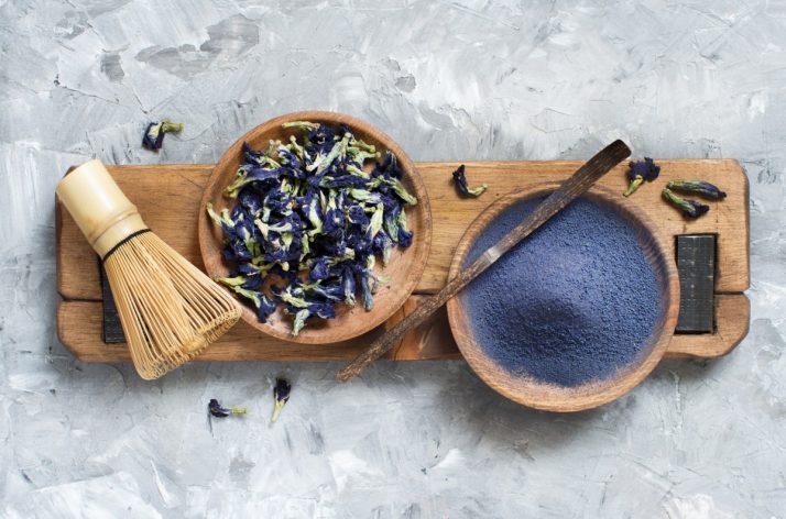 How To Make A Blue Smoothie 3 Ways: With & Without Spirulina ; Butterfly pea blue matcha powder word with wrisk and dried flowers