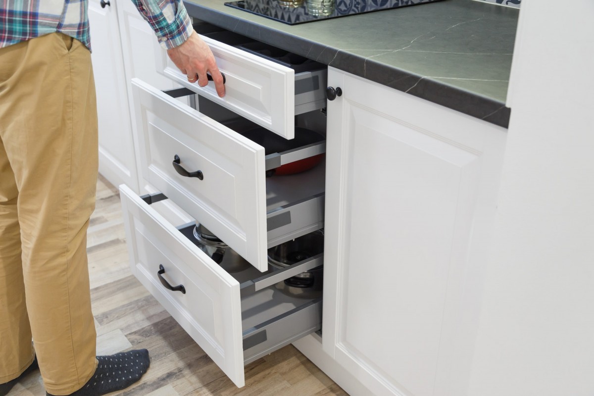 16 Best Smoothie Storage Solutions: My Smoothie Station Ideas; Men opensing white kitchen drawers